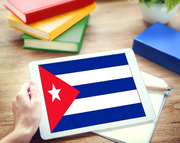 Tabletu a kubánské národní vlajka koncepce — Stock fotografie