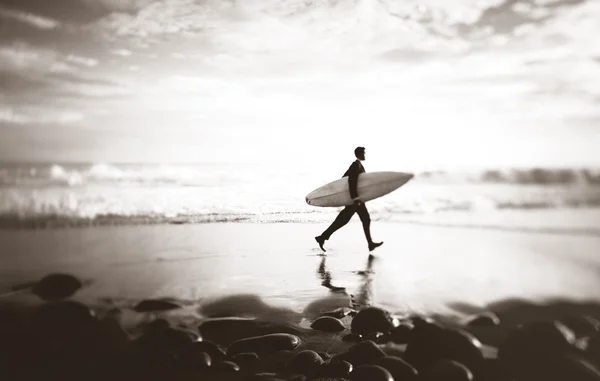 Geschäftsmann mit Surfbrett — Stockfoto