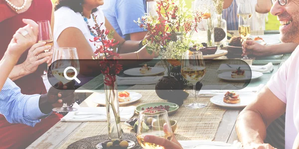 Diversiteit vrienden eten in de open lucht — Stockfoto