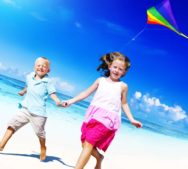 Crianças felizes brincando juntas — Fotografia de Stock