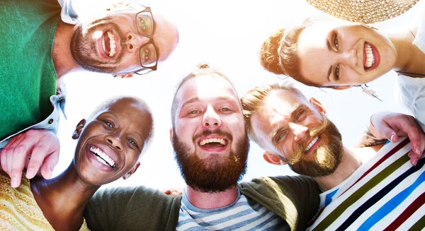 Amis de la diversité sur la plage — Photo