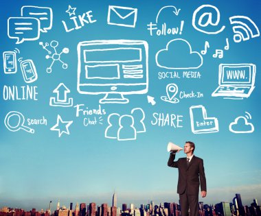 Cityscape karşı megafon ile işadamı 