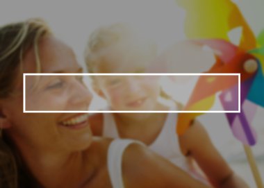 Anne ve kızı sahilde.  