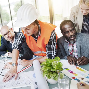 Mimarlar planla çalışıyorlar