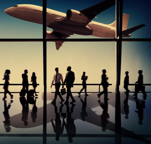 Personer som går på flygplatsen — Stockfoto