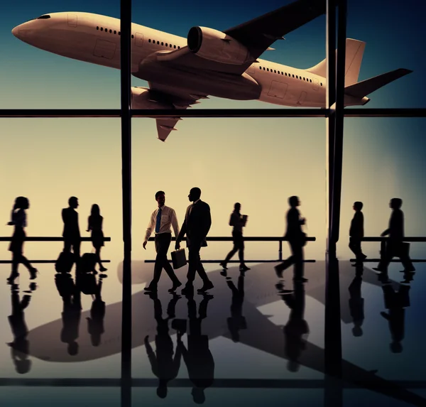 Personas caminando en aeropuerto — Foto de Stock