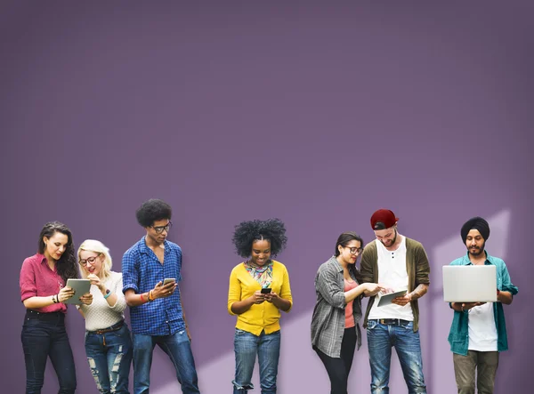 Personas en el fondo de la pared — Foto de Stock