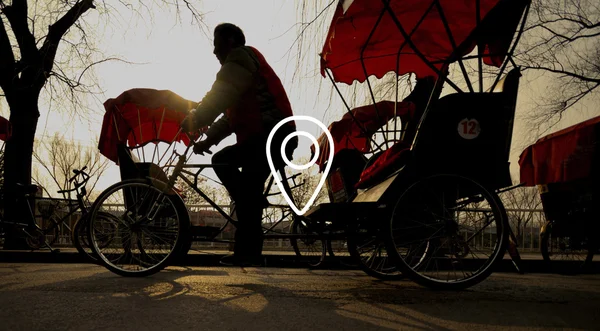 Hombre montando en Rickshaw — Foto de Stock