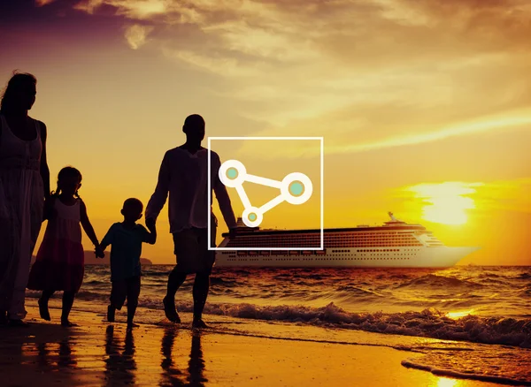 Lycklig familj med barnen på stranden — Stockfoto
