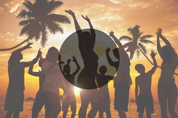 Friends having fun together on the beach — Stock Photo, Image