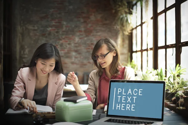 Mujeres que trabajan en la oficina creativa — Foto de Stock