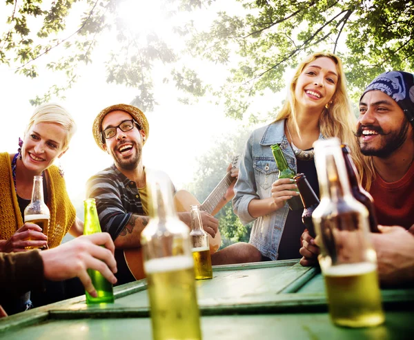 Amigos no exterior com cerveja — Fotografia de Stock