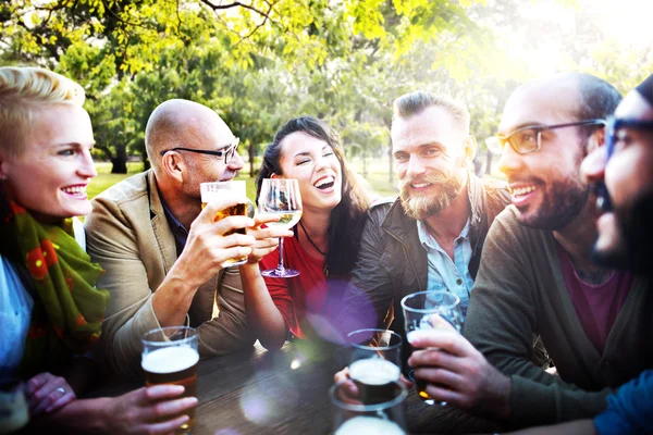 Mångfald vänner och dricka öl — Stockfoto