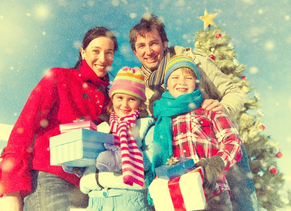 Bela família celebrando o Natal — Fotografia de Stock