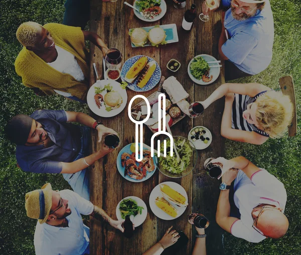 Vrienden in de open lucht met lunch Concept — Stockfoto