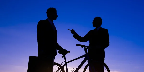 Silhouet van mensen uit het bedrijfsleven met fiets — Stockfoto