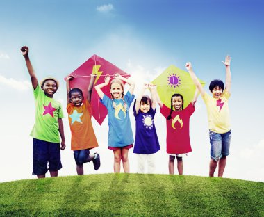 Uçan uçurtma ile oynayan çocuklar