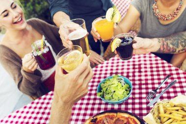 Çeşitlilik arkadaşlar açık havada yemek