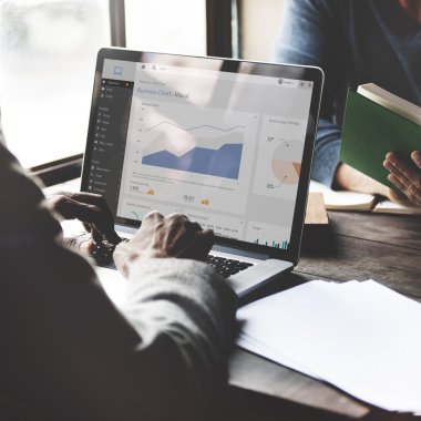 kitap okuma ve laptop ile çalışan erkekler