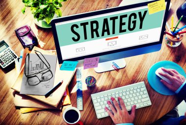 Bilgisayar ve strateji kavramı kullanan adam