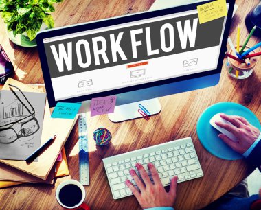 klavyede yazarak adam