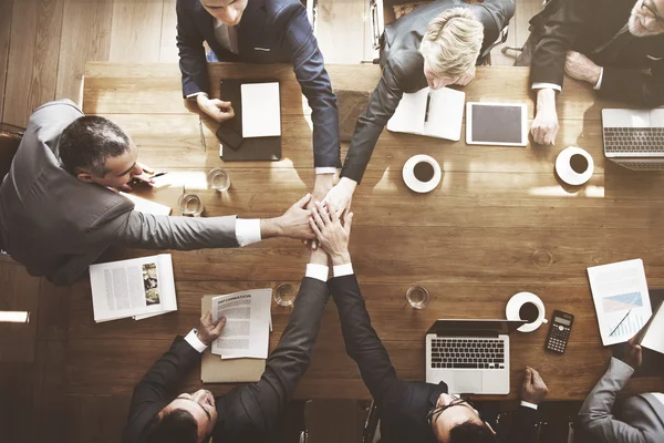 Geschäftsteam arbeitet im Büro — Stockfoto