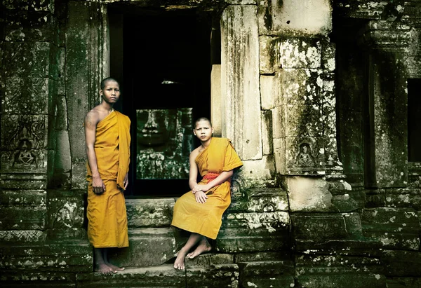 Serenos monjes en Angkor Wat — Foto de Stock