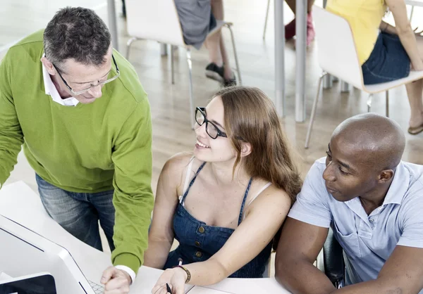 Collegestudenter studera tillsammans — Stockfoto