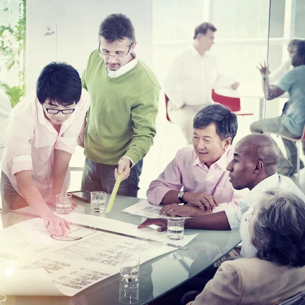 Zakenmensen bespreken project — Stockfoto