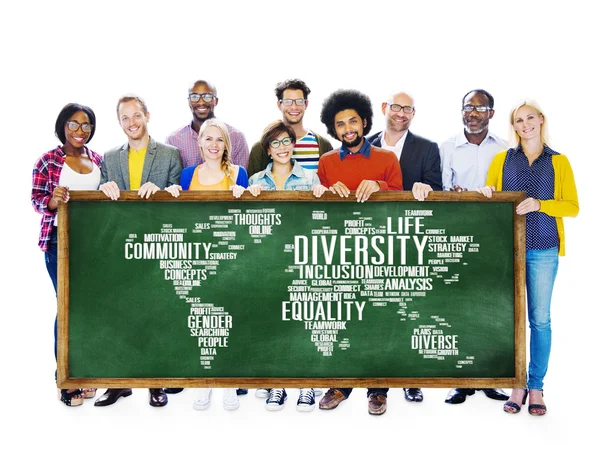 Mensen houden schoolbord en diversiteit Concept — Stockfoto