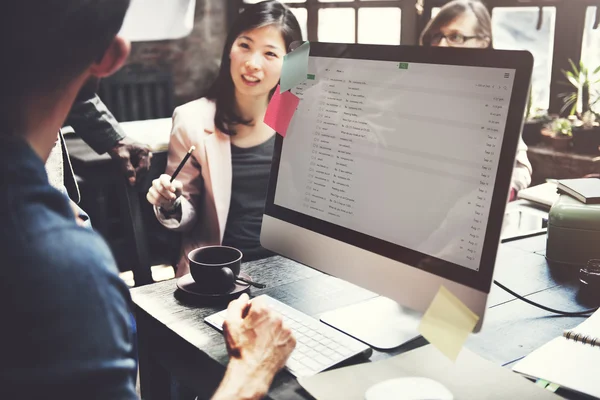 Uomini d'affari che lavorano nell'ufficio creativo — Foto Stock