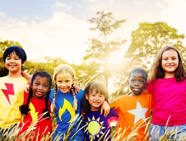 Niños multiétnicos al aire libre —  Fotos de Stock