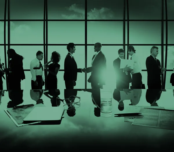 Silhouette di uomini d'affari in riunione — Foto Stock