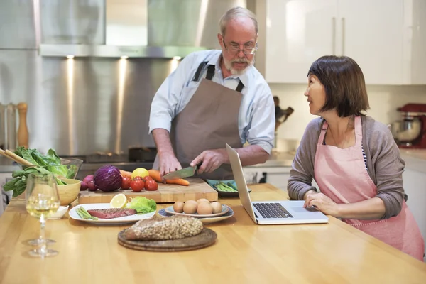 Pareja en cocina cocina comida — Foto de Stock