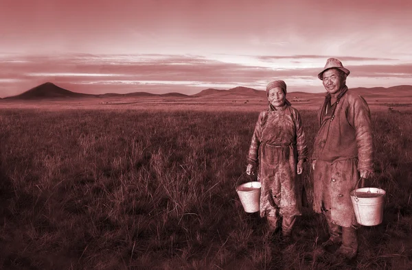 Campesinos sosteniendo cubos — Foto de Stock