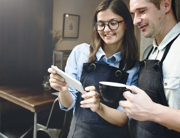 Donna e uomo vicino al caffè — Foto Stock