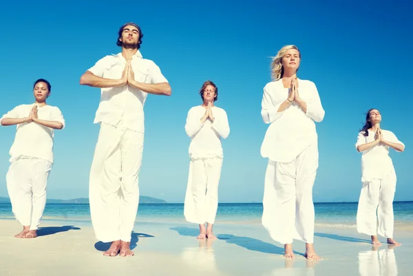 Kumsalda yoga yapmak insanlar — Stok fotoğraf