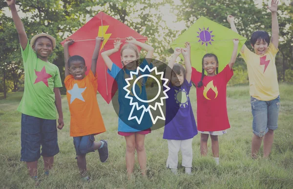 Kinderen spelen met Flying vliegers — Stockfoto