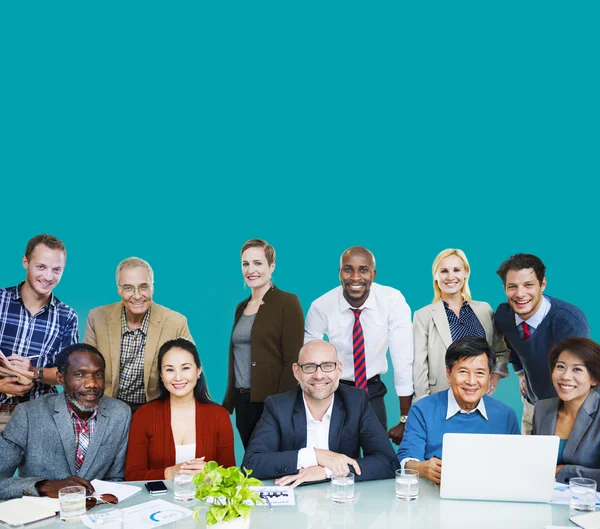 Grupo Adulto de Pessoas Sorrindo — Fotografia de Stock