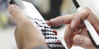 işadamı Hesap makinesinde dikkate alır.