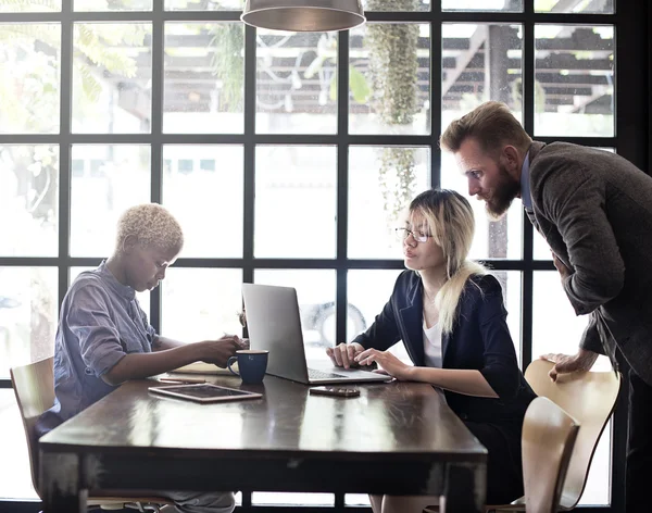 Gente de negocios en reunión Brainstorming — Foto de Stock