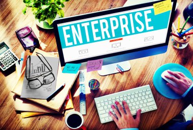 Bilgisayar ve kurumsal kavramı kullanan adam