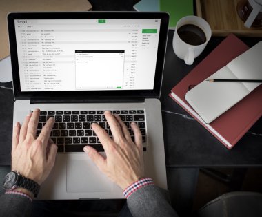 Dizüstü bilgisayarda çalışan iş adamı