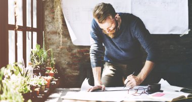 yaratıcı ofisinde çalışan iş adamı