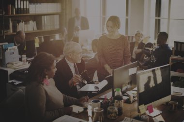 İş adamları planı tartışmak