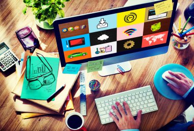 Bilgisayar kullanan adam