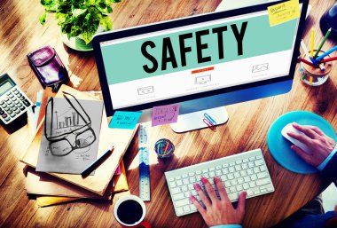 Bilgisayar kullanan adam 