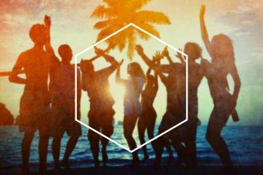 Sahilde birlikte eğleniyor arkadaşlar