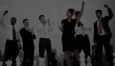 iş adamları ile satranç kutluyor