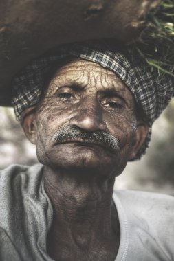  Hintli adam huysuz arıyorsunuz 